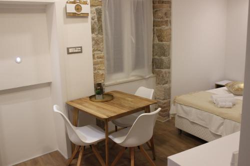 Cette petite chambre comprend une table, des chaises et un lit. dans l'établissement Apartment Petra in the center of the Split, à Split
