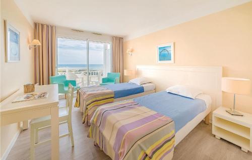 Ένα ή περισσότερα κρεβάτια σε δωμάτιο στο Gorgeous Apartment In Château-D'olonne