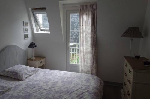 une chambre avec un lit et une fenêtre dans l'établissement Le coin vert, à Deauville