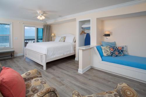Giường trong phòng chung tại The Saint Augustine Beach House