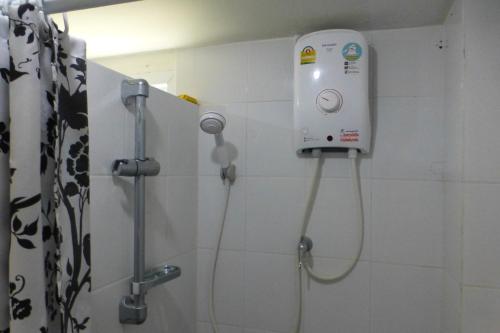 y baño con ducha. en 1 bedroom pool Villa Tropical fruit garden Fast Wifi Smart Tv en Ban Sang Luang
