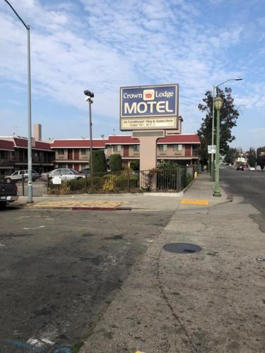 un cartel de motel al lado de una calle en Crown Lodge Motel, en Oakland