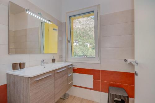 uma casa de banho com um lavatório e uma janela em Appartamento Giada em Tremosine Sul Garda
