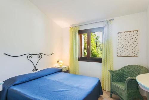サン・テオドーロにあるBol 2のベッドルーム(青いベッド1台、窓付)