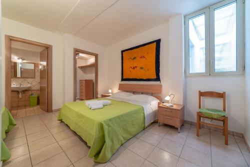 Un dormitorio con una cama y un baño con lavabo. en Casa di Mariella, en Otranto