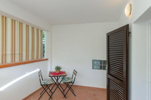 a room with a table and chairs and a window at Monolocale casa Lucia in Campo nell'Elba