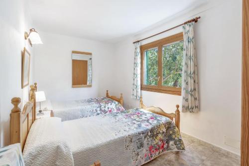 A bed or beds in a room at Sa Barraca d'en Caminer