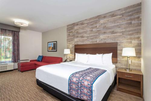 Postel nebo postele na pokoji v ubytování La Quinta Inn and Suites by Wyndham Bloomington