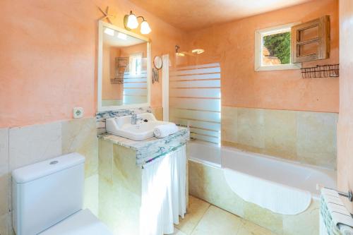 ファラニチュにあるFinca Es Pujolのバスルーム(洗面台、トイレ、バスタブ付)