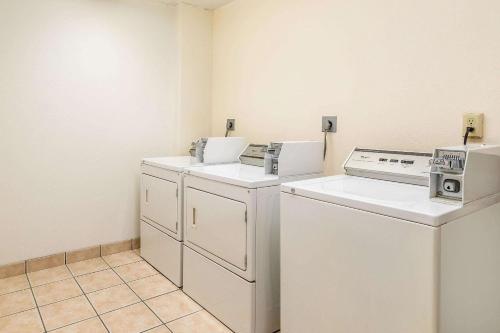 a laundry room with a washer and dryer at Econo Lodge in Albert Lea