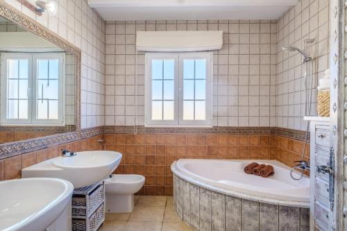 uma casa de banho com uma banheira, um lavatório e um WC. em Casa Tomás em Sant Francesc Xavier