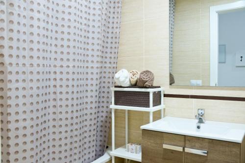 Casa el Copo في مورش: حمام مع حوض ومرآة