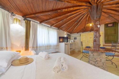 een slaapkamer met een groot bed en handdoeken bij Casa Penthouse in Porto Rotondo