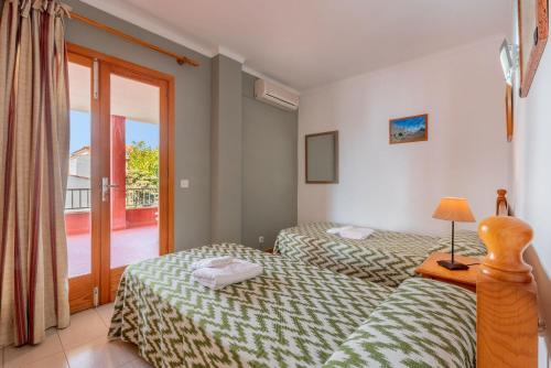 Кровать или кровати в номере Apartamento Portosun Caracol
