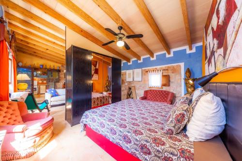 ein Schlafzimmer mit einem Bett und einer Couch in einem Zimmer in der Unterkunft Acuario in Llucmajor