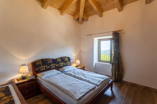 1 dormitorio con cama y ventana en Artù, en Tremosine Sul Garda