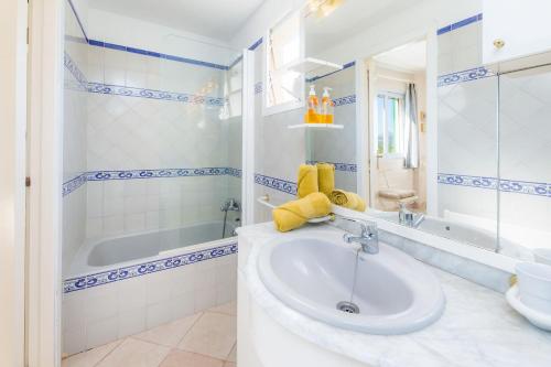 ein weißes Badezimmer mit Waschbecken und Badewanne in der Unterkunft Santa María in Artá