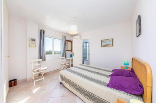 ein Schlafzimmer mit einem Bett und einem Tisch und Stühlen in der Unterkunft Santa María in Artá