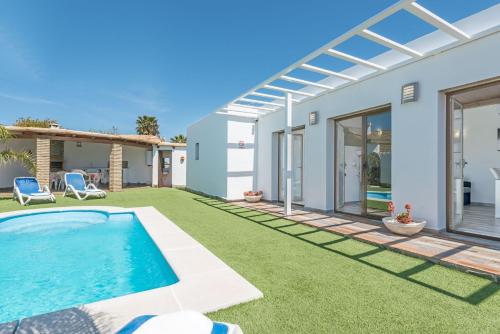 a house with a swimming pool in a yard at Casa Capricho in Vejer de la Frontera