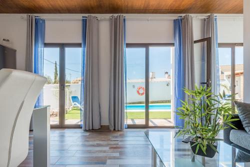 a living room with doors open to a patio at Casa Capricho in Vejer de la Frontera