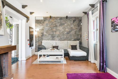 una sala de estar con un sofá y una mesa en Villa Marty - Mayores De 25 Años, en Chiclana de la Frontera