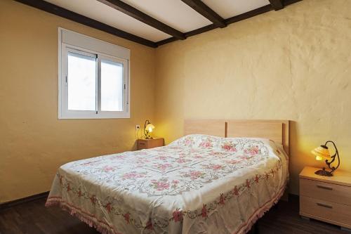 1 dormitorio con cama y ventana en Casa Mayo, en Conil de la Frontera