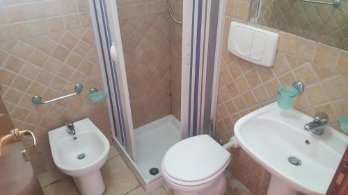 ein Badezimmer mit Dusche, Toilette und Waschbecken in der Unterkunft Bilocale centralissimo vista mare 29 in Torre dell'Orso