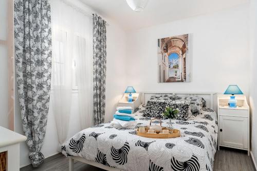 sypialnia z łóżkiem z tacą w obiekcie Apartamento Los Girasoles w mieście Vejer de la Frontera