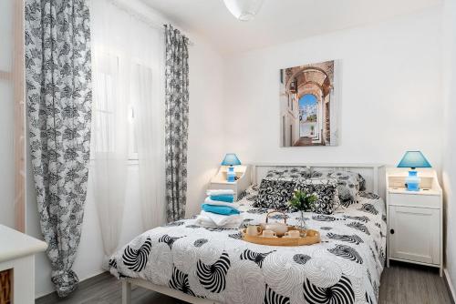 una camera con un letto e un vassoio di Apartamento Los Girasoles a Vejer de la Frontera