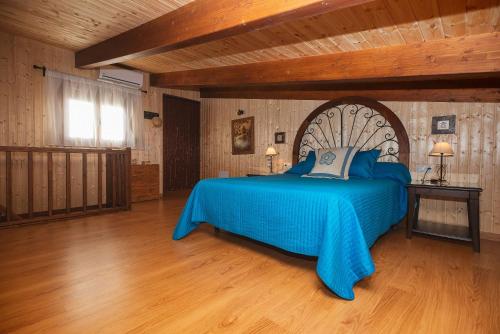 a bedroom with a blue bed in a room at Imasaru in Roche