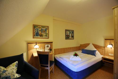 سرير أو أسرّة في غرفة في Landhotel Villa Moritz garni