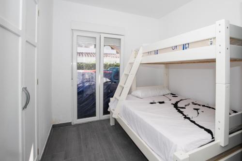 Apartamento Marei 1 في كالا بلانكا: غرفة نوم مع سرير بطابقين مع سلم