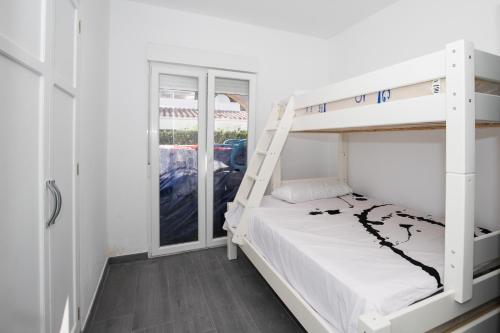 sypialnia z łóżkiem piętrowym i drabiną w obiekcie Apartamento Marei 1 w mieście Cala Blanca