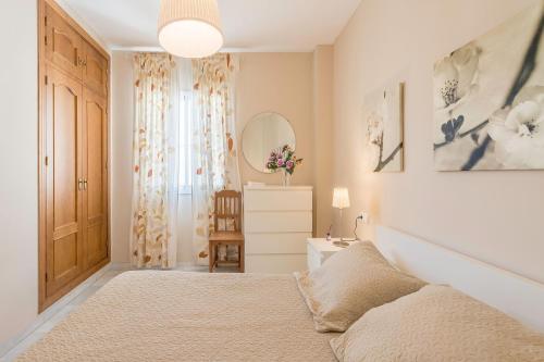 コニル・デ・ラ・フロンテーラにあるApartamento Conilのベッドルーム1室(ベッド1台、ドレッサー、鏡付)