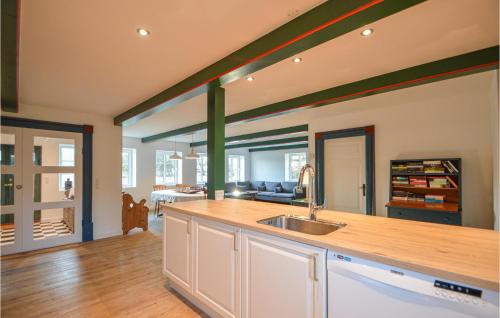 Kuchyň nebo kuchyňský kout v ubytování Cozy Home In Rm With House A Panoramic View