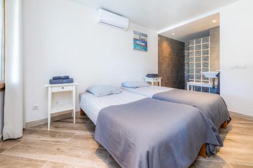 um quarto com 2 camas e uma janela em Beach Apartment 11 em Cala d´Or