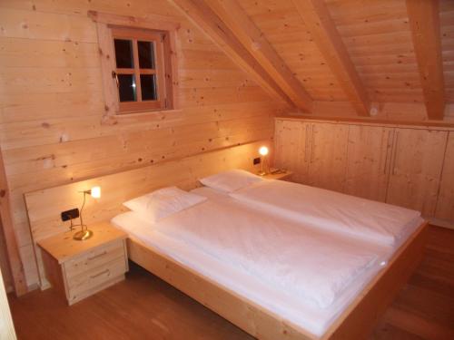 A bed or beds in a room at Jörglmoar