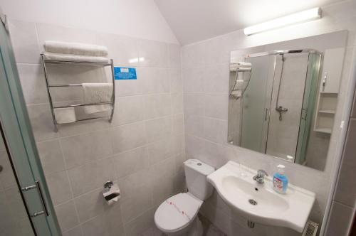 Ένα μπάνιο στο Hotel Biały