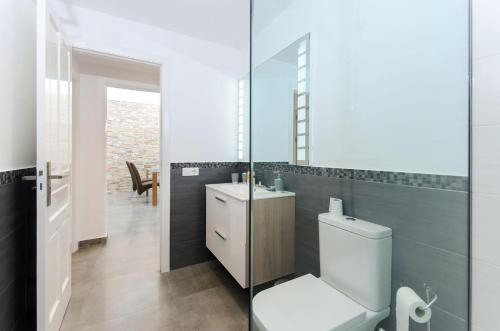 亞伊薩的住宿－Casa Mercedes，一间带卫生间和玻璃墙的浴室