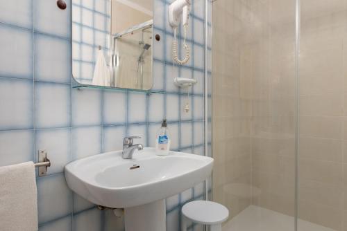 Kylpyhuone majoituspaikassa Apartamento Portosun Estrella
