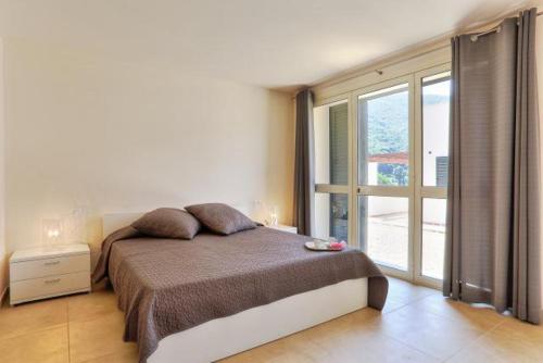 Tempat tidur dalam kamar di Villetta Natura Casa B
