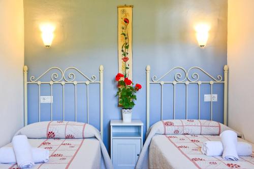 A bed or beds in a room at Casa entre Nerja y Frigiliana