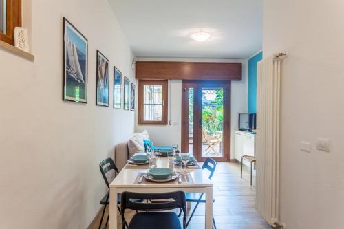 a dining room with a table and chairs at Appartamento Randa in Malcesine
