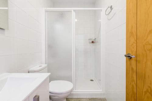 biała łazienka z toaletą i prysznicem w obiekcie Apartamento La Higuera 3 w mieście Conil de la Frontera