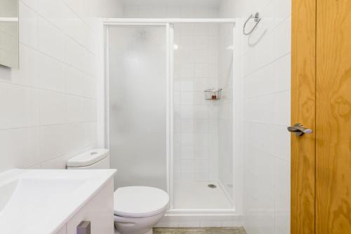 コニル・デ・ラ・フロンテーラにあるApartamento La Higuera 3の白いバスルーム(トイレ、シャワー付)