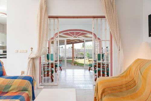 uma sala de estar com uma porta para um pátio em Casa-4 Mar y Arena em Barbate