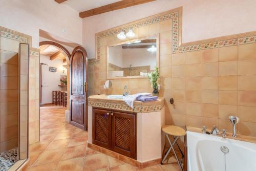 Bilik mandi di Finca Allà d Alt