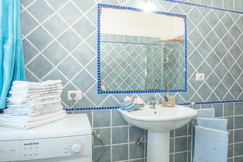 un baño con lavabo y espejo en Luna, en Onifai
