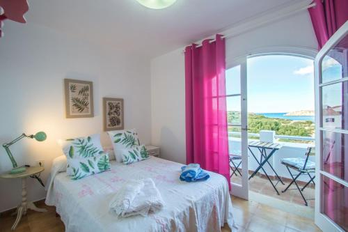 1 dormitorio con 1 cama y vistas al océano en White Sands 3.08 en Arenal d'en Castell