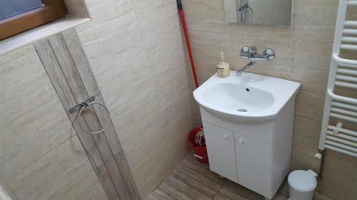 a bathroom with a toilet and a sink at Aurora vendégház in Sfântu-Gheorghe
